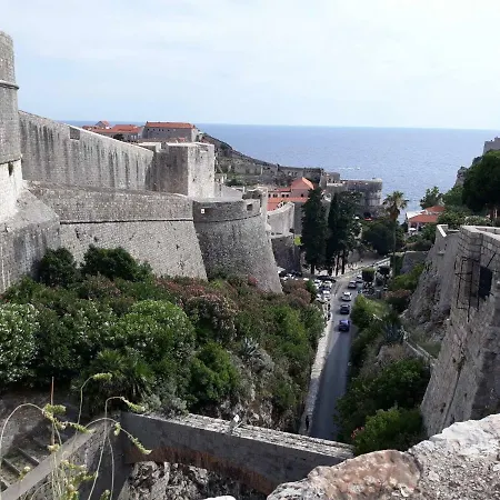 Few Steps From The Old Town Apartman *